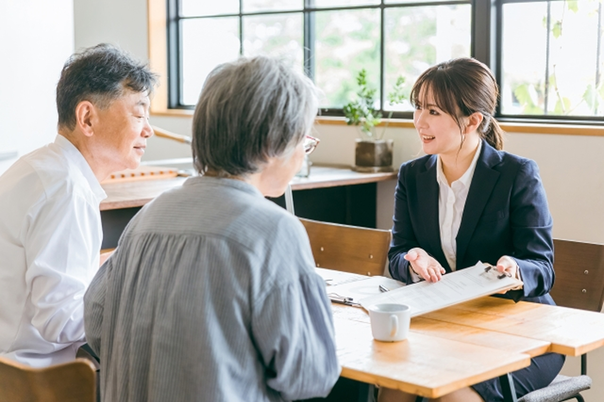 夫婦にプランをご提案する女性