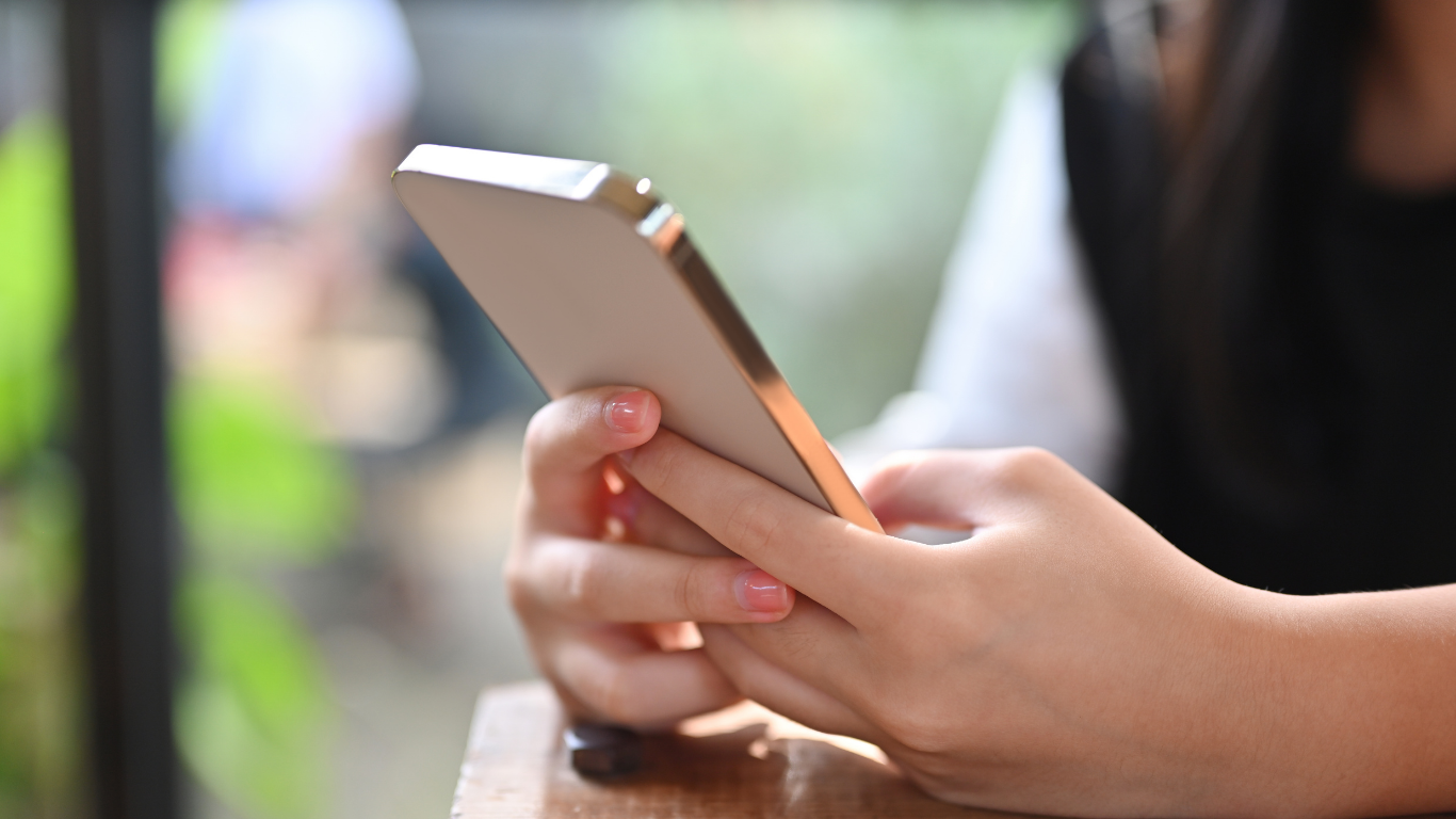 スマホを持っている女性