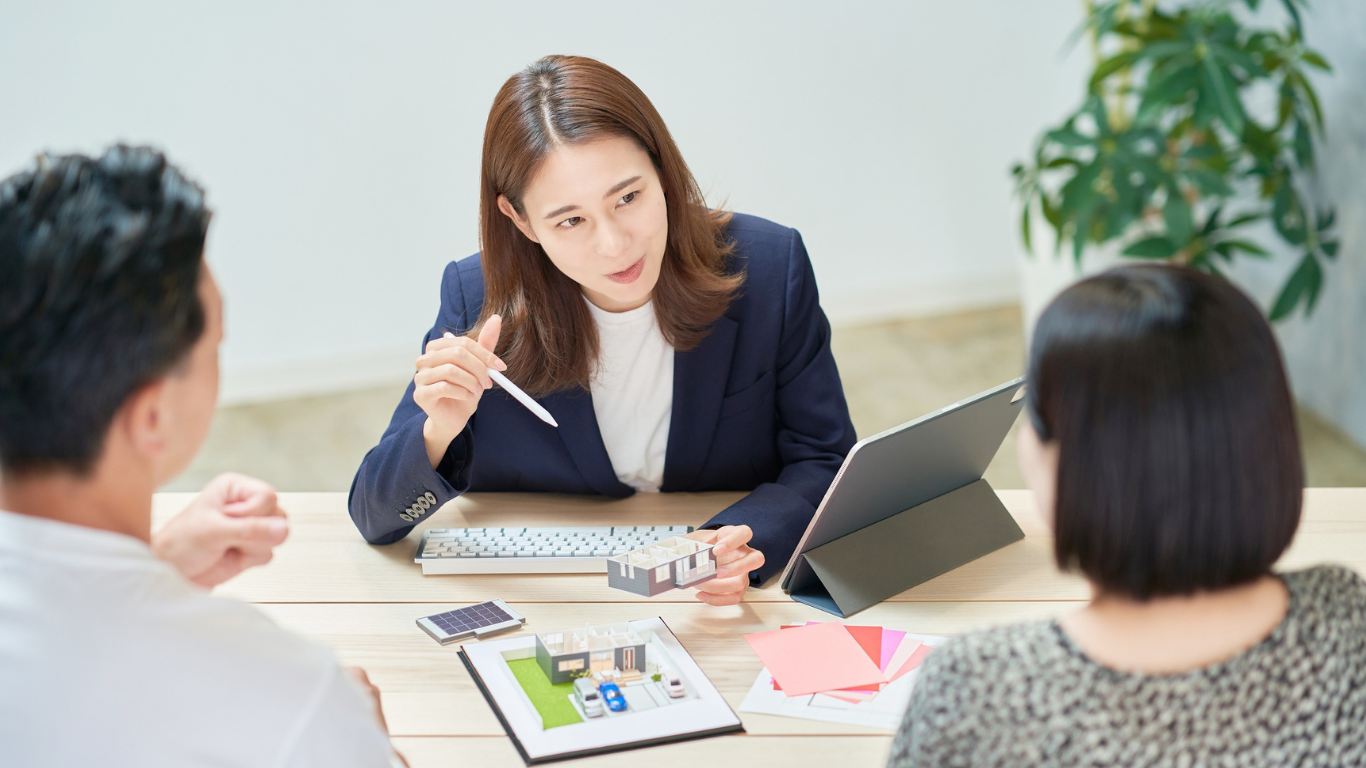 夫婦と打ち合わせをする女性